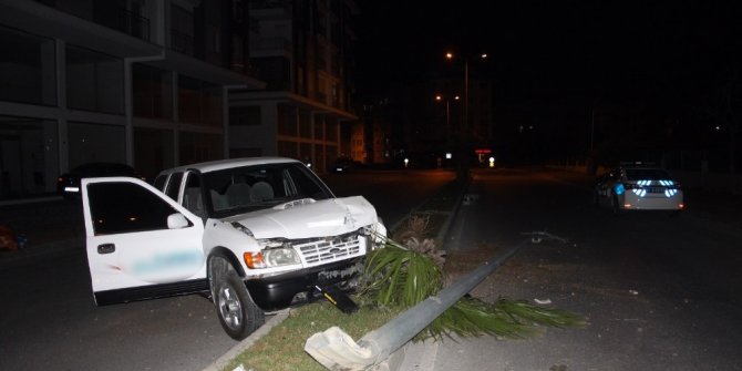 Sokağa çıkma kısıtlamasında boş yolda kaza yapan alkollü sürücü otomobilini bırakıp kaçtı