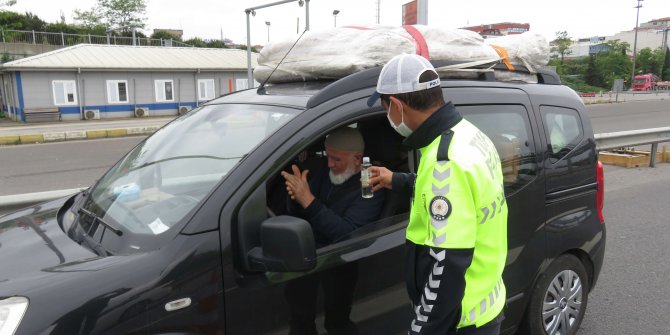 Trafik uygulamasında vatandaşlara kolonya ikramı
