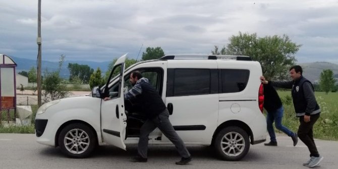 Yakıtı biten aracı, polisler akaryakıt istasyonuna kadar itti