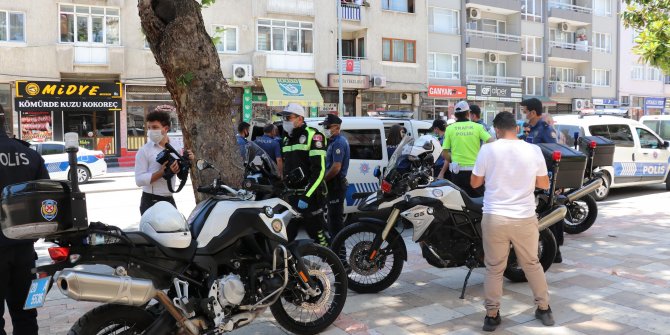 Denetlemede polise verdiği kimliğini bırakıp kaçtı, bahçede saklanırken yakalandı