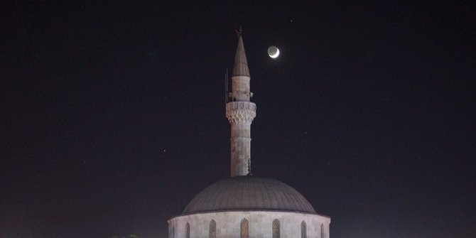 Cami ile hilal manzara mest etti
