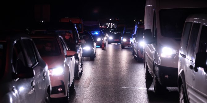 Konya'da kısıtlama bitti, kilometrelerce kuyruk oluştu