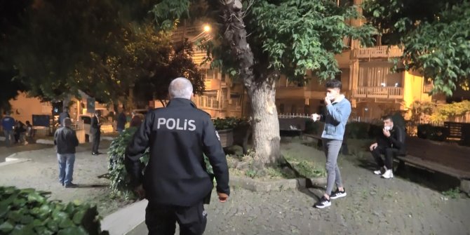 Polis, bankta oturup kahve içen vatandaşları görünce şaşkınlığa uğradı