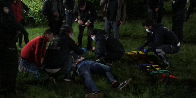 Park halindeki iki otomobile çarptıktan sonra parka girdi: 1 yaralı