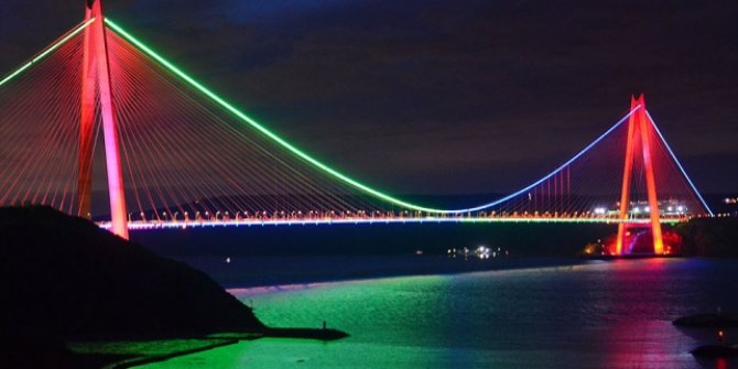 İstanbul'un köprüleri, Azerbaycan bayrağı renklerine büründü