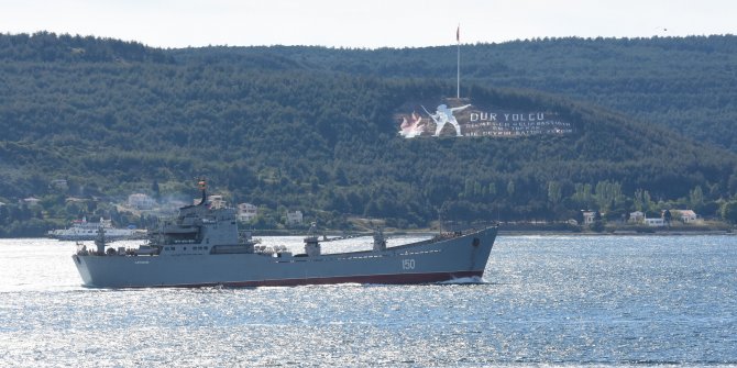 Savaş gemisi 'Saratov', Çanakkale Boğazı'ndan geçti
