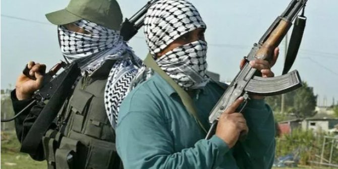 Ülke şokta! 100 kişilik grup silahla saldırdı çok sayıda ölü var