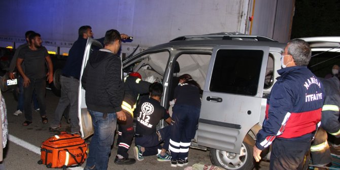 Freni patlayan hafif ticari araç, TIR'ın altına girdi: 4 yaralı