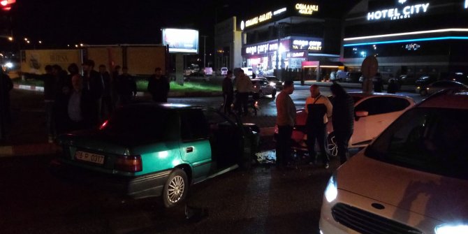 Zincirleme kazaya neden olan sürücü, yaralı arkadaşını bırakıp kaçtı