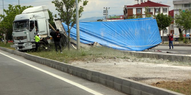 Damperi açılan kamyon, EDS direğini devirdi