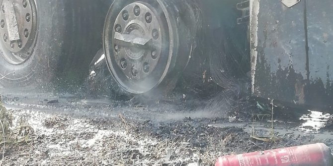 Hareket halindeki tır’ın lastikleri yandı