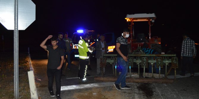 Ehliyetsiz sürücünün traktörüne kamyonet çarptı: 3 yaralı