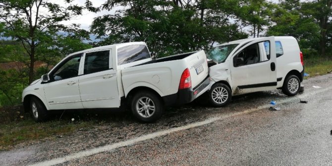 Kayganlaşan yolda iki araç çarpıştı: 4 yaralı