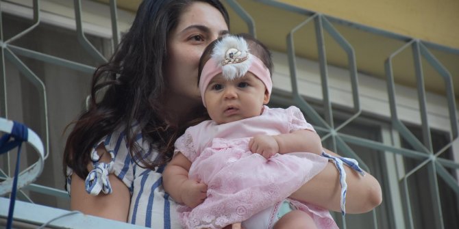 Kızılay görevlisi, salgın nedeniyle yeni doğan bebeğini ve eşini balkondan görüyor