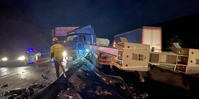 Faciadan dönüldü, tır kontrolden çıktı, demirler yola saçıldı