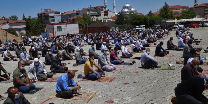 Konya'nın ilçelerinde salgın sonrası ikinci kez cuma namazı kılındı