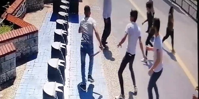 Sigara vermeyen gence şehrin göbeğinde dehşeti yaşattılar