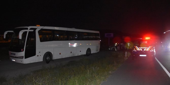 Otomobil otobüse çarptı: 9 yaralı