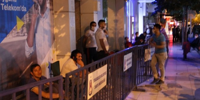 Ev sahibi olabilmek için 2 gün öncesinden sıraya girdiler