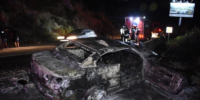 Beton bariyerlere çarpan lüks otomobil alev aldı