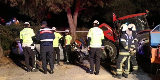 Otomobil önce ağaca ardından duran traktöre çarptı: 2 ölü