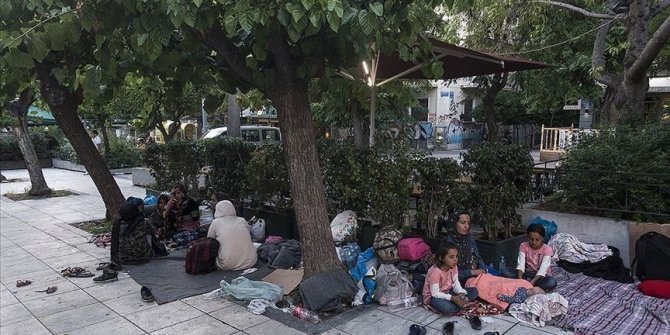 Greece: Asylum seekers spend nights on streets