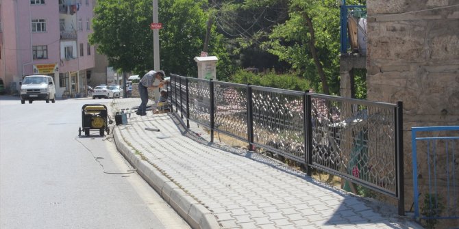Bozkır'da hastane yolundaki korkuluklar yenileniyor