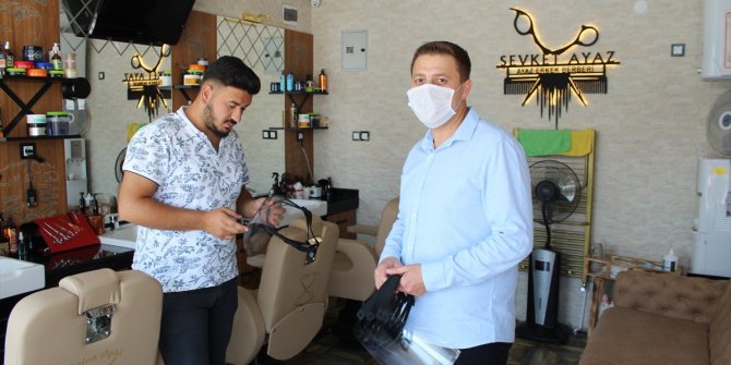 Yunak Kaymakamlığı'ndan berber ve kuaförlere siperlik maske desteği
