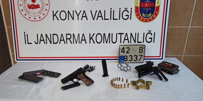 Konya'da jandarma ekipleri ruhsatsız tabanca, muşta ve plaka ele geçirdi