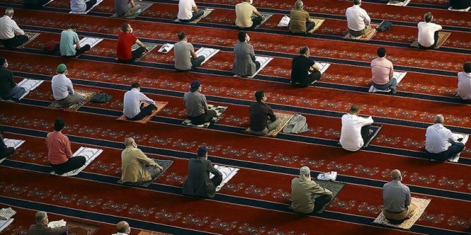 Turkey reopens mosques for prayers