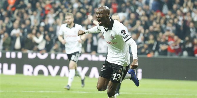 Atiba Hutchinson 1 yıl daha Beşiktaş'ta