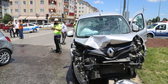 Sivas'ta hafif ticari araçla otomobil çarpıştı: 2 yaralı
