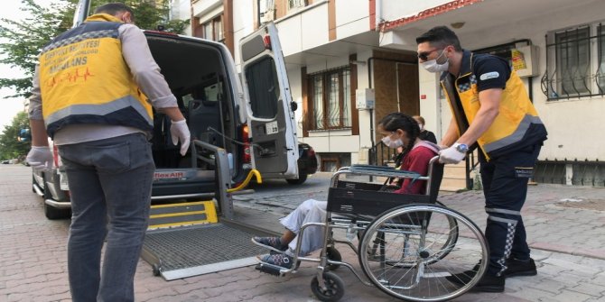 Ameliyat olan öğrenci, hasta nakil aracıyla sınava götürüldü