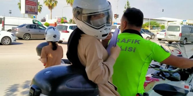 Adana’da trafik polisi, öğrenciye kendi kaskını takıp sınava yetiştirdi