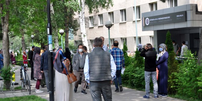 Geç kalan öğrenci salona alınmadı, velilerin çabası da yetersiz kaldı