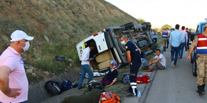 Lastiği patlayan minibüs devrildi: 16 yaralı