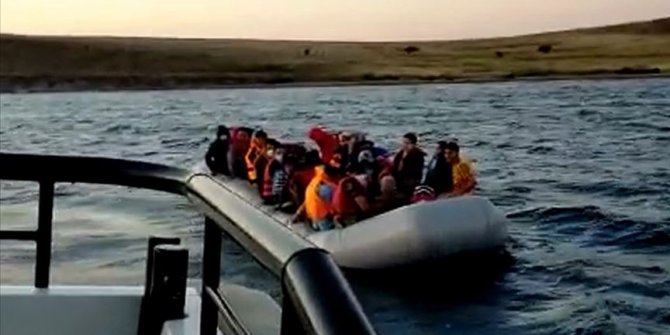 Türk kara sularına itilen 40 sığınmacı kurtarıldı