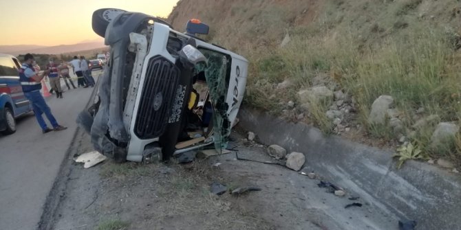 Lastiği patlayan minibüs yan yattı: 16 yaralı