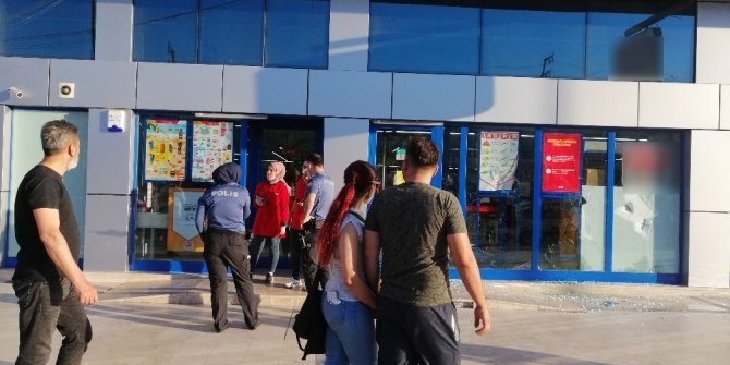 Alışveriş yaptığı marketi savaş alanına çevirdi