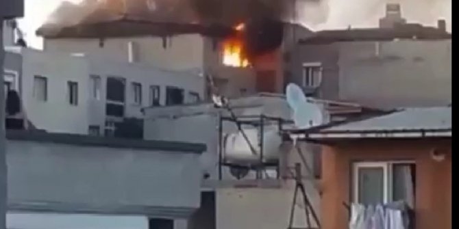 İzmir’de 4 katlı binanın çatı katında korkutan yangın