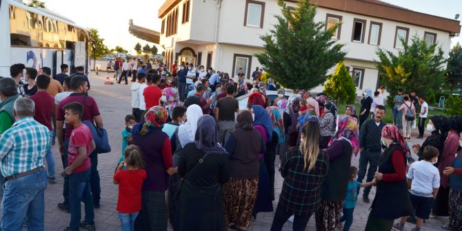 Asker uğurlamasında sosyal mesafe unutuldu