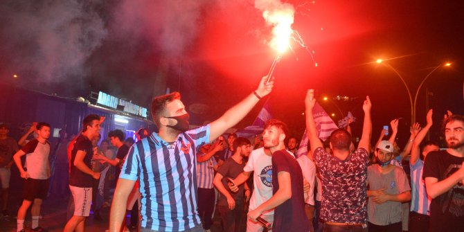Adana Demirspor'un 2'nciliğe yükselmesi kentte coşkuyla kutlandı