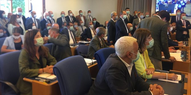TBMM Adalet Komisyonuna 'sosyal mesafe ihlali' arası