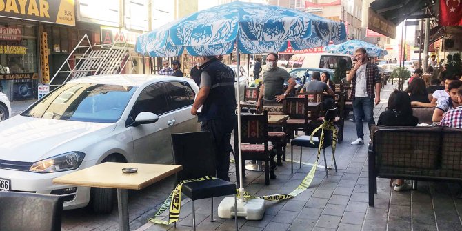Kafede otururken sırtına 'yorgun mermi' isabet etti