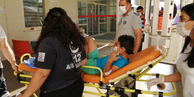 Ayağına vida batan çocuk, koltuk demiri kesilerek hastaneye götürüldü