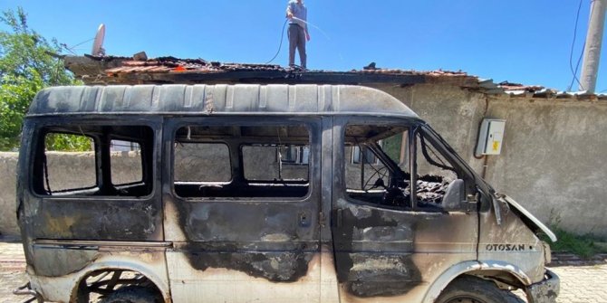 Kırıkkale’de park halindeki minibüs alev alev yandı