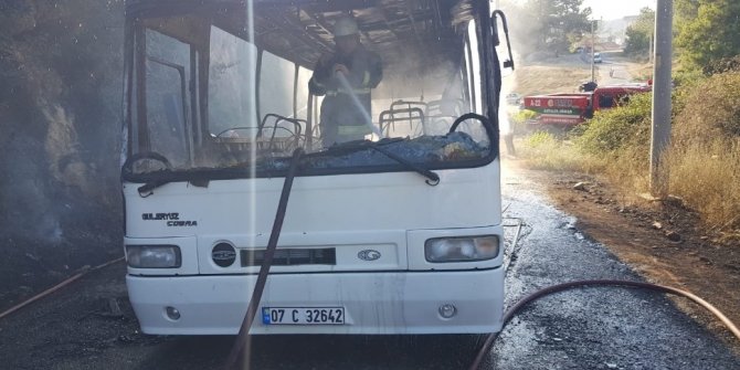 Park halindeki otobüs alev alev yandı