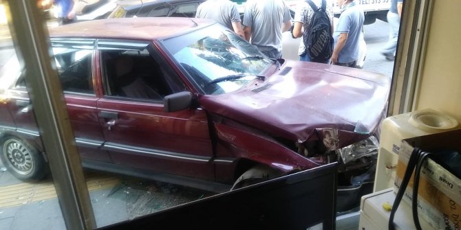 Otomobilin kadına çarpıp ardından dükkana daldığı anlar kamerada