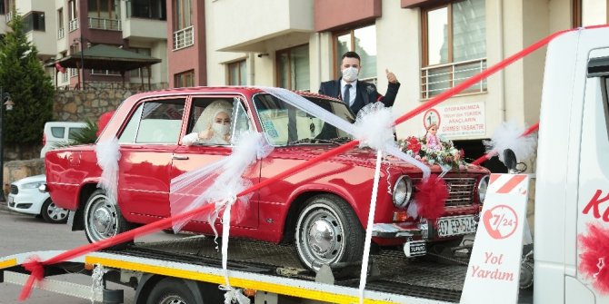 Klasik otomobili yıpranmasın diye çekici üzerinde gelin almaya gitti