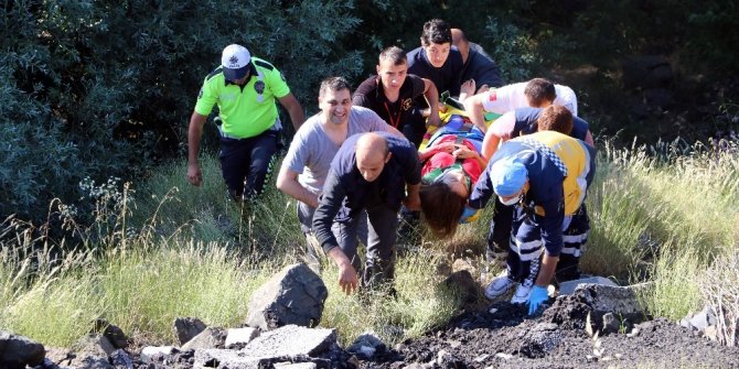 Otomobil 50 metre yükseklikten dere yatağına yuvarlandı: 5 yaralı